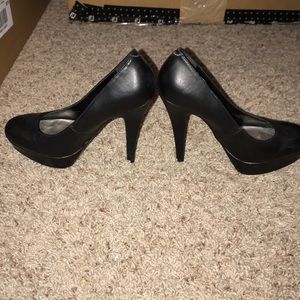 Black pumps